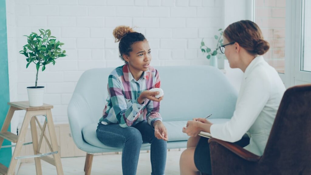 Terapeuta Conversando Com Uma Jovem No Sofa U8A4mHyO5HM